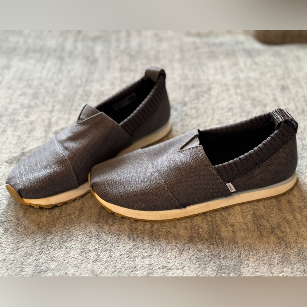 Tom’s grey shoes size 5.5